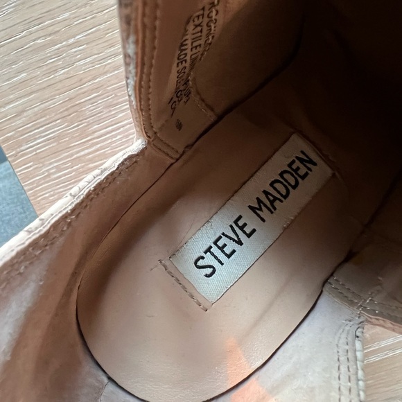 Steve Madden Booties. Snakeskin. Size 6 - Picture 6 of 6